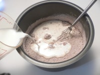 内釜の中でココアケーキの材料を混ぜて炊く