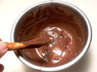 板チョコを小さく割ってボウルに入れ、湯せんにかけて混ぜながら溶かす。<br />
<br />
耳に溶かしたチョコをつけ、アーモンドをまぶす。