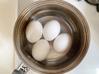 ゆで卵を作り、殻を剥いておきます。