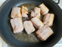 豚肉を3cm程度の幅に切り、全体に塩こしょうを振ってから、フライパンにサラダ油を熱し、豚肉全体に焼き色をつけます。