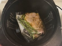 炊飯器にフリーザーバッグもしくはポリ袋を入れてから、しっかりと浸るようにお湯を注ぎ、保温のスイッチを押し、2時間保温します。