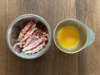 豚バラ薄切り肉を細切りにする。卵を溶いておく。