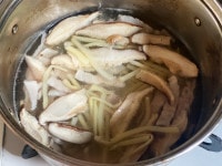 鍋に水と干し椎茸を入れて、中火にかける。沸騰してきたら、豚バラ肉とたけのこを加えて、火を通す。