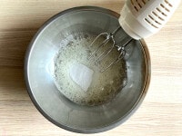 <p align="left">大きめのボウルに卵白と塩を入れてハンドミキサーで攪拌し、泡立ってきたらグラニュー糖の1/3を入れる。</p>

