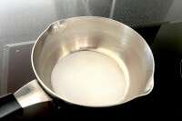 鍋にグラニュー糖と大さじ1の水を入れ、中火で熱します。