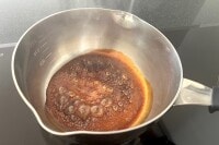 全体に火が回るように鍋をゆすりながらグラニュー糖が色づいてくるまで加熱します。