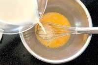 卵をボウルに割り入れ、泡立てないように卵白を切るようにして全体をよく混ぜます。牛乳に砂糖を入れ、（冷蔵庫から出したての場合）電子レンジ600wで3分30秒加熱、沸騰直前まで温めます。砂糖が溶けるように混ぜて、卵に少しずつ加え、よく混ぜます。