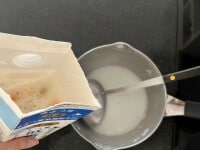 1Lの牛乳パックに牛乳寒天ゼリー液を注ぎます。