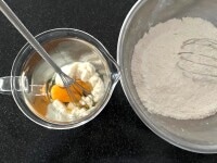 ホットケーキミックスに砂糖を加え、混ぜます。絹ごし豆腐と卵を混ぜて、粉類に加え、ざっと混ぜます。
