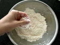 バターを粉類と合わせながら手ですり潰すようにし、粉チーズ状になるまで、手早く全体を混ぜます。
