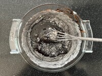 薄力粉とブラックカカオパウダーを合わせてふるい、2回に分けて加え、その都度粉っぽさがなくなるようにさっと全体を混ぜます。
