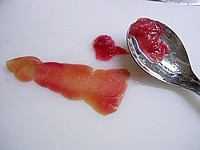 少しさめたら皮を取り出し、赤く染まった皮の内側の果肉をスプーンで削り取り鍋にもどします。