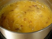 鍋に蓋をして弱火にかけ、さつま芋が柔らかく煮えたら火を止めます。スティックミキサーにかけてピューレ状にし、湯でさっと洗い細かく切ったレーズンを加えて、中火でかき混ぜながら5分ほど煮たら火を止めます。
