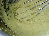 ボールに卵黄と半量のグラニュー糖を入れ、ふわっと白っぽくなるまで泡立て器でよく混ぜます。（A）<br />