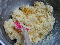 ふるっておいた粉類を加え、ゴムベラでさっくりと、粉気がなくなるまで全体を混ぜます。（写真はバタークッキーの生地）