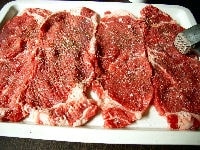 牛肉は肉たたきなどで全体をたたきます。両面に軽く塩こしょう（分量外）をしておきます。<br />