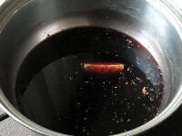 鍋に赤ワイン、三温糖、香辛料を加えて火にかけ、沸騰したらお酢と醤油、ウスターソースを加えます。そのまま室温におき、常温になるまで冷まします。<br />