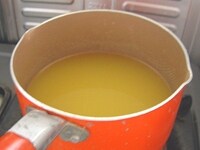 鍋にレモン汁、オレンジジュース、水、はちみつを加え、沸騰直前まで温めて、できあがりです。<br />