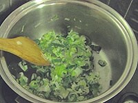 大鍋にサラダ油を熱し、みじん切りしたネギを加え、全体に油がなじんだら蓋をして、10分蒸し煮にします。<br />