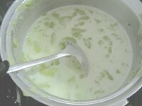 すりつぶした具材とスープを合わせ、濾します。<br />
それを鍋に戻し、温めながら牛乳を加えてのばし、塩で味をととのえます。粗熱を取って、冷蔵庫で冷やして、できあがりです。<br />
<br />