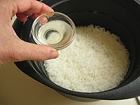 米は洗い水気を切ります。米と同量の水に30分漬けておいてから炊きます。蒸らし終え、ご飯が熱いうちに、ごま油と塩を振り、さっくりと混ぜ合わせます。ご飯を4等分に分けておきます。