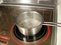 一夜漬け用の塩水を作ります。鍋に水200ccに塩8gを加え、沸騰させて冷ましておきます。<br />