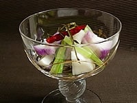グラスに一夜漬けと柚子コショウ少々で合えた箸休めは、ピリッとした辛さが小粋なお漬け物です。冷蔵庫で保存して2.3日で食べきって下さいね。<br />