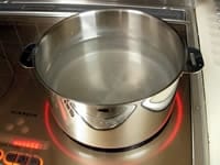 鍋に水9カップ（1800cc）を沸かし粗塩を加えて煮溶かし、火を止めて冷ましておきます。米ぬかは米屋で新鮮なものを求め炒らずに使います。
