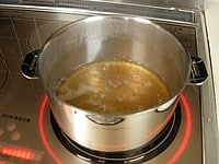 鍋にだし、酒、みりん、砂糖、醤油を入れ火にかけ一煮立ちさせて煮汁をつくります。