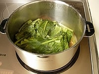 落とし蓋を取り小松菜を加え煮汁でさっと煮て火を止めます。冷めるまでおき、煮汁を含ませます。<br />
