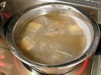 アクを取り除き、梅干し・砂糖・醤油を加え、おとしブタをして中火で30分ほどじっくり煮詰めます。