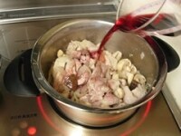 食べやすい大きさに切った豚肉は塩、コショウを振り、鍋に加えて炒めます。生しいたけは4つ割りに、マッシュルームは半分に割ります。鍋に加えサッと炒めたらワインを加え中火で10分ほど煮ます。