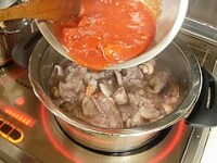 トマトの水煮缶を汁ごと加え強火で5分ほど煮ます。<br />
