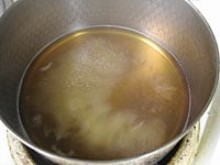 鍋にみりん以外の調味料、昆布だし、酒、醤油、砂糖を入れ煮立たせます。