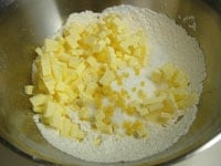 ボウルにふるった薄力粉、砂糖、冷蔵庫で冷やしたバター、レモンの皮のすりおろしを加え混ぜ合わせます。