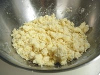 1の材料を手ですり合わせ、揉みほぐしバターや粉が絡まった生地にします。（手も冷やして作業する方が良いです）