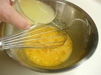 砂糖が溶けたらレモン汁、蜂蜜を加え混ぜ合わせます。そして振るった薄力粉とベーキングパウダーは、もう一度振るって加えます。最後にレモン皮の千切りも加えてよく混ぜ合わせます。