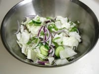 ボウルに刻んだ野菜をいれ、塩を振りかけて手でしんなりするまで、よく揉みます。