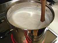 ずんどう鍋（A）に1000ccの水を湧かし、呉汁を加え中火で焦さないようにゆっくりと鍋底からかき混ぜます。沸騰すると一気に吹きこぼれますので注意し、沸騰寸前に火を止め、しばらく（20分ほど）鍋のまま冷まします。