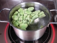 サヤから取り出したそら豆は皮をむきやすくするために黒い節に包丁目をいれます。鍋にたっぷりの水を入れ沸騰したら塩ひとつまみを入れ強火で茹でます。そら豆の歯ごたえが少し残るくらいに茹でます。（3～5分くらい）