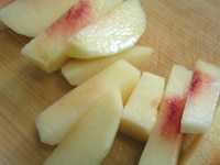 桃の皮を剥き、適当な大きさに切ります。<br />