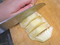 パイナップルを一口大に切ります。切ったパイナップルをラップに包んで、冷凍庫で凍らせます（飾り用に1～2切れ残しておきます）。<br />
※<a href="/gm/gc/4892/">パイナップルの切り方はこちら&gt;&gt;</a><br />