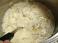 10分ほどすると、透き通った水と豆腐に分かれます。つぎは木枠に入れて豆腐を形づくります。