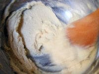 ボールにバターを入れて木ベラで白っぽいクリーム状になるまで混ぜ、三温糖を加えて十分に砂糖がなじむまでよくすり混ぜます。