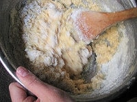 あらかじめふるっておいた粉類とヨーグルト、バニラオイルを加え、粉っぽさがなくなるまで全体を混ぜ合わせます。