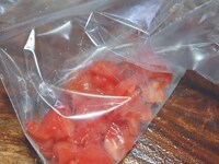 トマトの皮を剥き、半分に切り、種を取り除き、小さめの乱切りにします。（※ワンポイント参照）<br />
<br />
切ったトマトをフリーザーバッグ等に入れて、冷凍庫で30分かけて凍らせます。<br />