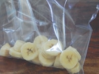 バナナの皮を剥き、適当な大きさの輪切りにします。<br />
<br />
切ったバナナをフリーザーバッグ等に入れて、冷凍庫で30分かけて凍らせます。<br />