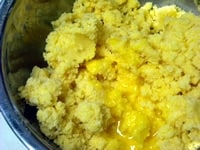 1に軽めに常温に戻したバターを入れ、粉に馴染ませ、とき卵を加えて、生地をまとめる。※スコーンを作るように指先でバターをほぐしながら生地を「砂状」にして卵を合わせます。