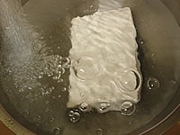 ボウルに水をはり、静かに木枠からさらし布ごと取り出し水にはなします。数回水をそっと取り替えてでき上がりです。これが木綿豆腐です。
