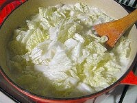 じゃがいもやにんじんがやわらかくなったら、白菜の葉を加えて、さらに数分煮ます。
